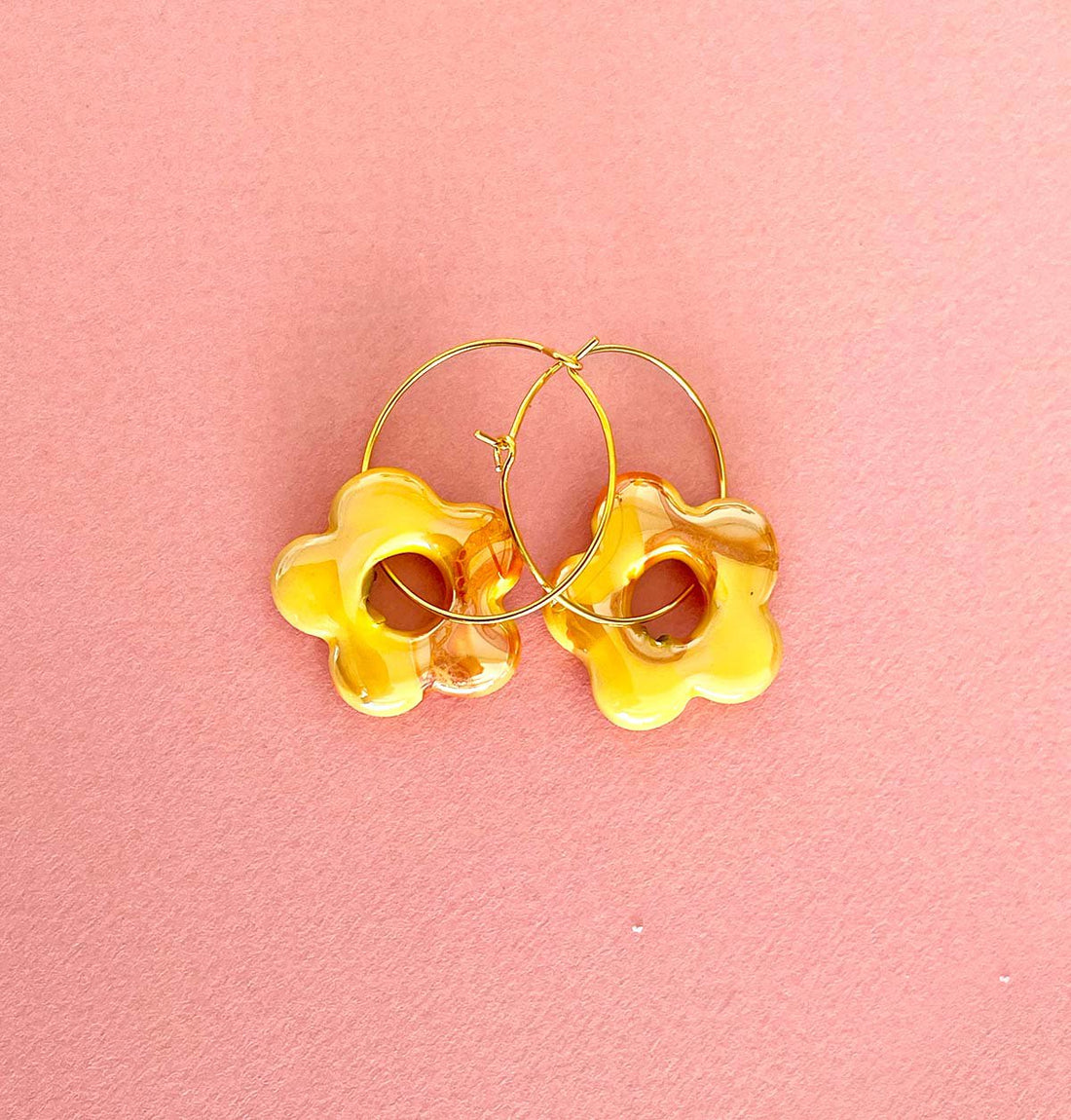 Keramische oorbellen hoepels gele bloem